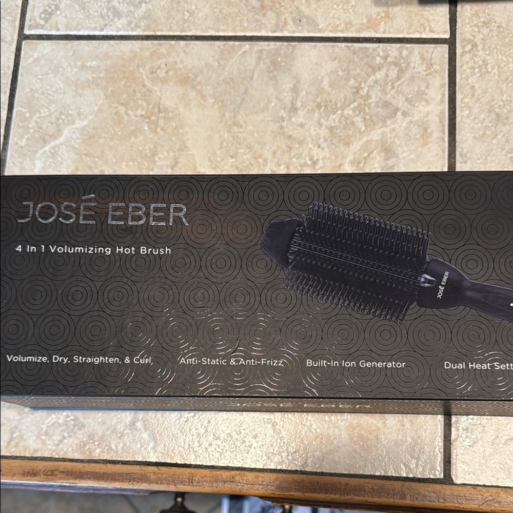 Black 4-in-1 Volumizing Hot Brush